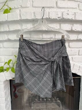 Black & White Plaid Tie-Waist Mini Skort